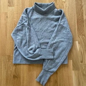 Kashmirtröja - Kashmirtröja från HM. Storlek 38. Bra skick. Säljer då den inte kommer till användning. Hör av dig vid fler frågor!💓