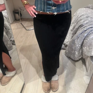 Kjol med slits - ribbad kjol med slits! 💕