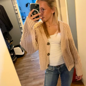 Stickad kofta💘 - Rosa stickad kofta💘 (den ser inte så rosa ut på bilden men det är den)