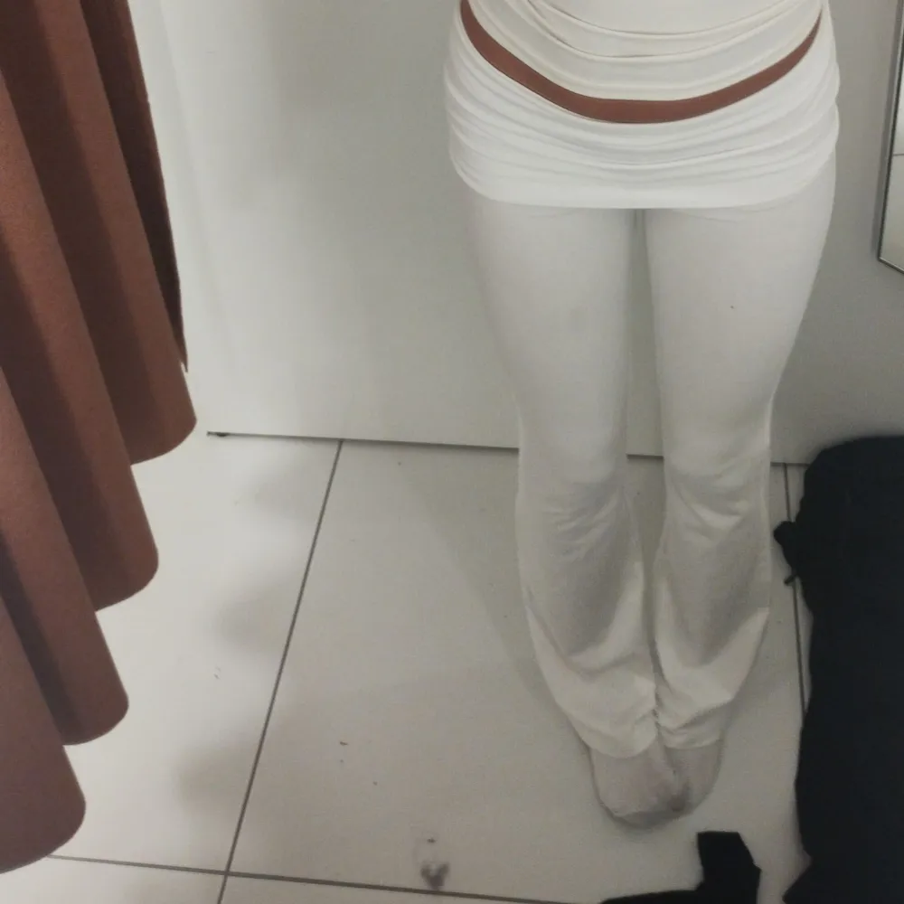 Säljer dessa vita yoga pants från young Gina pga att de är för korta. Som nya . Jeans & Byxor.