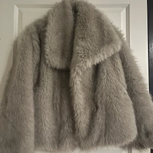 Viral Zara pälsjacka - Säljer då den inte kommer till användning längre, har endast använt 2-3 ggr. Bekvämligt varm som är perfekt till höst & vinter! ❤️