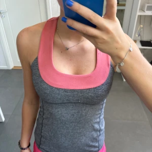 Lululemon träningslinne med inbyggd bh  - Bra skick! Går inte att hitta i butik längre.