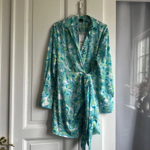 Klänning - Oanvänd klänning från Gina Tricot i storlek 40. 