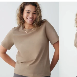 T-shirt - Basic t-short. Super nice modell och ett fint basplagg, färg: mörk beige/brun