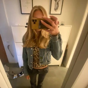 blå jeansjacka med silverdetaljer - helt oanvänd med prislapp kvar nypris 500kr!! super cool jeansjacka med snygga silverdetaljer 🙌🏼🙌🏼 storlek 34/XS 💕märket är vs miss denim ✌🏼