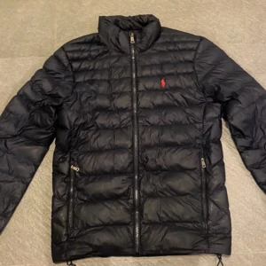 Polo Ralph lauren jacka - Polo Ralph lauren jacka som är använd men i bra skick 7/10. Nypris 2500 mitt 1000. Storlek XS Hör av dig vid minsta fundering 