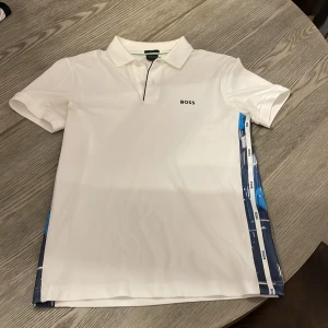 Hugo Boss (Piké) t shirt, XS - En Hugo Boss Piké som är en väldigt stilig t shirt med riktigt bra passform som sätter sig på kroppen, storlek. XS och passar 165-178 riktigt bra. Använd ca 10 gånger men väldigt bra skick och ser ut som ny. Köptes för 1699 i NK Göteborg.