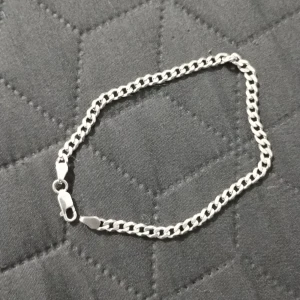 Silver armband - Det är ett n silver armband jag har aldrig använt den tidigare. Jag vill sälja den för den va lite för stor för mig.