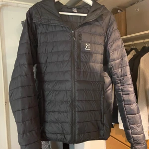 Haglöfs jacka - Mycket bra skick. Använd en vinter och den håller värmen perfekt. Dom ända defekterna är märkerna på armen som är bak vid armbågen. Annars finns det inget mer. Ny pris: ca 3000kr  Storlek: M