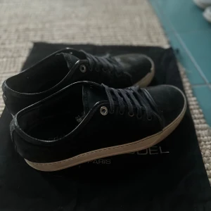 Lanvins - Tja! Säljer nu dessa lanvins som är rätt väl använda. Skorna är forfarande i hyfsat skick och blir väldigt fräscha med bara en enkel tvätt. Skicka dm vid minsta fundering.