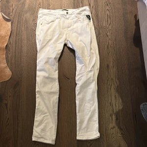 Replay jeans  - Hejhej! Nu finns även ett par vita Replay jeans i storlek 30/30. Riktigt schyssta så glöm inte o spana in dem😁