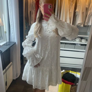 Klänning NAKD - Jätte snygg klänning ifrån NA-KD, aldrig använd!🤍🤍 Väldigt populär 