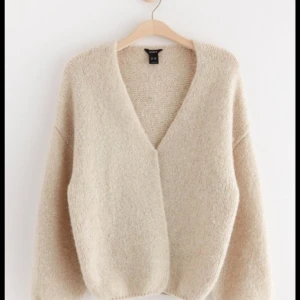 Lindex kofta - Jättefin kofta i bra skick! Jag brukar ha S men koftan passar mig då den är i storlek M/L, den är ganska oversized i modellen!