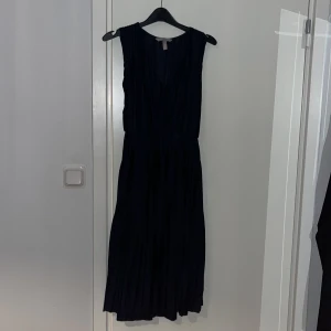 Blå skimrig klänning - Fin klänning från h&m