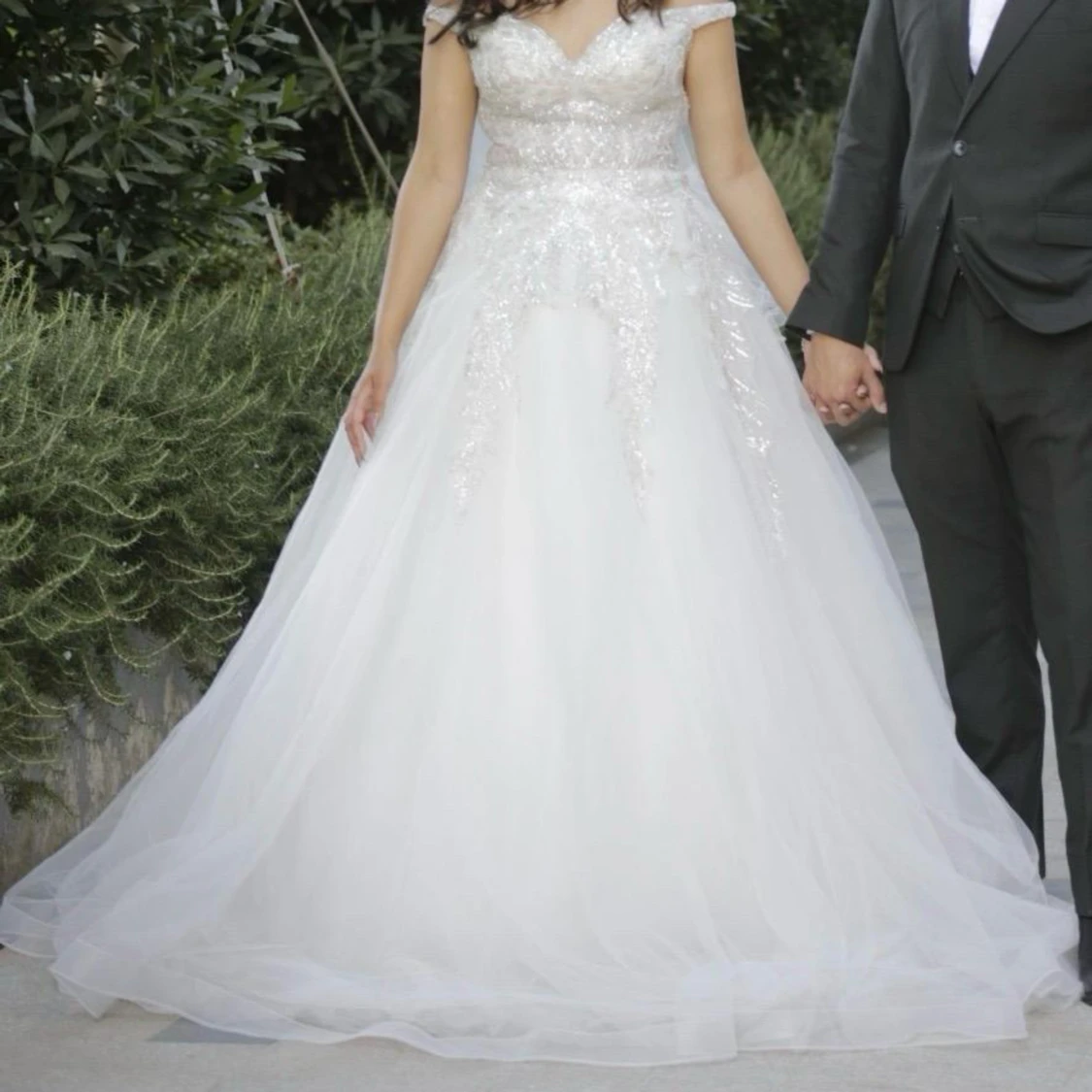 Vit bröllopsklänning med spetsdetaljer - 90