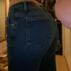 Lowwaisted flared jeans - Storlek S, men stretchigt tyg så passar mig XS och även min vän M🙌🤩, köpta på bikbok för 699kr men använda endast två gånger. Inga tecken på slitage och nytt skick❤️ De är långa i bena för mig som är 162, Skriv för frågor, använd gärna köp nu❤️
