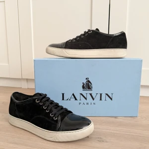 Lanvin i fint sick  - Säljer ett par Lanvin sneakers i jättefint skick! Använda endast ett fåtal gånger, inga skador eller märken. Uk8. Perfekt för dig som vill ha stil och kvalitet.
