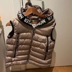 Moncler väst  - Passar i L och S också bra skick 