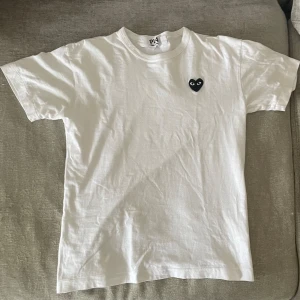 Cdg t-shirt  - Använd få tal gånger då den inte passar mig  Storlek L men passar m  Kvitto finns 