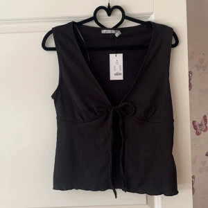 Topp med knytning  - Säljer denna superfina topp med knytning framtill, den är helt ny och säljer den då den inte kommit till användning💕💕