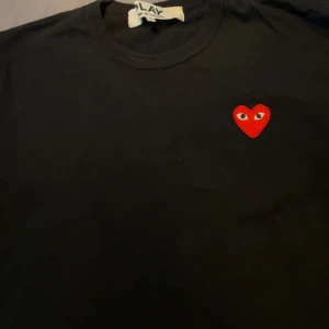 Cdg  - Säljer min Cdg T-shirt för att den blivit för liten. Köpt på Nk o kvitto finns. Skicket är i nyskick, använd max 3/4 ggr.