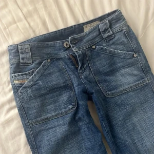 Diesel jeans!  - Säljer mina diesel jeans pågrund av att de är för små!! De är lite stora nere vid bena men jätte fina och bra skick!!! Innerbendslängd: 72 midjemått 36-37  rakt över 