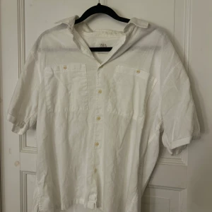 Kortårmad skjorta - Snygg kortärmad linne skjorta ifrån zara, använd fåtal gånger. 