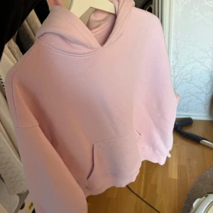Rosa hoodie - Super fin och skön rosa Hoodie ifrån gina tricot, säljer då den inte kommer till användning så mycket. Använd 2-3 gånger