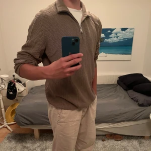 Zip tröja HM - Säljer en half zip tröja från hm, storlek s. Nyskick, endast använd ett fåtal gånger. Pris 200