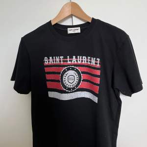 Väldigt efterfrågad och snygg t shirt från saint Laurent, inga defekter, inte helt säker på om jag vill sälja men hör av er så kanske vi kan lösa nåt, öppen för byten