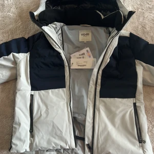 SkidJacka dam - En skidjacka som aldrig använd splitter ny med lapparna kvar fungerar som vinter Jack oxå, den är jätte varm  Modell Audrey w ski jacket storlek 44 färg fog 