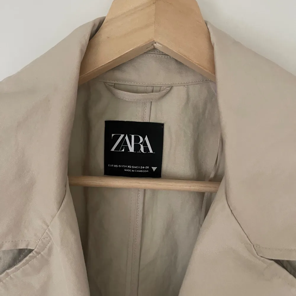 Beige trenchcoat från zara, knappast använd så är i nyskick . Jackor.