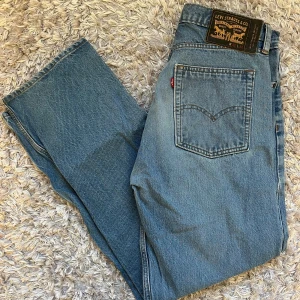 Blå Levis jeans - Snygga baggy levis jeans i storlek 32x32. 9/10 skick, använda en del men inga defekter förutom att läderlappen på baksidan har lite vikmärken i sig! säljer då de inte passar mig längre! Hör av er vid funderingar! 🙌🏻