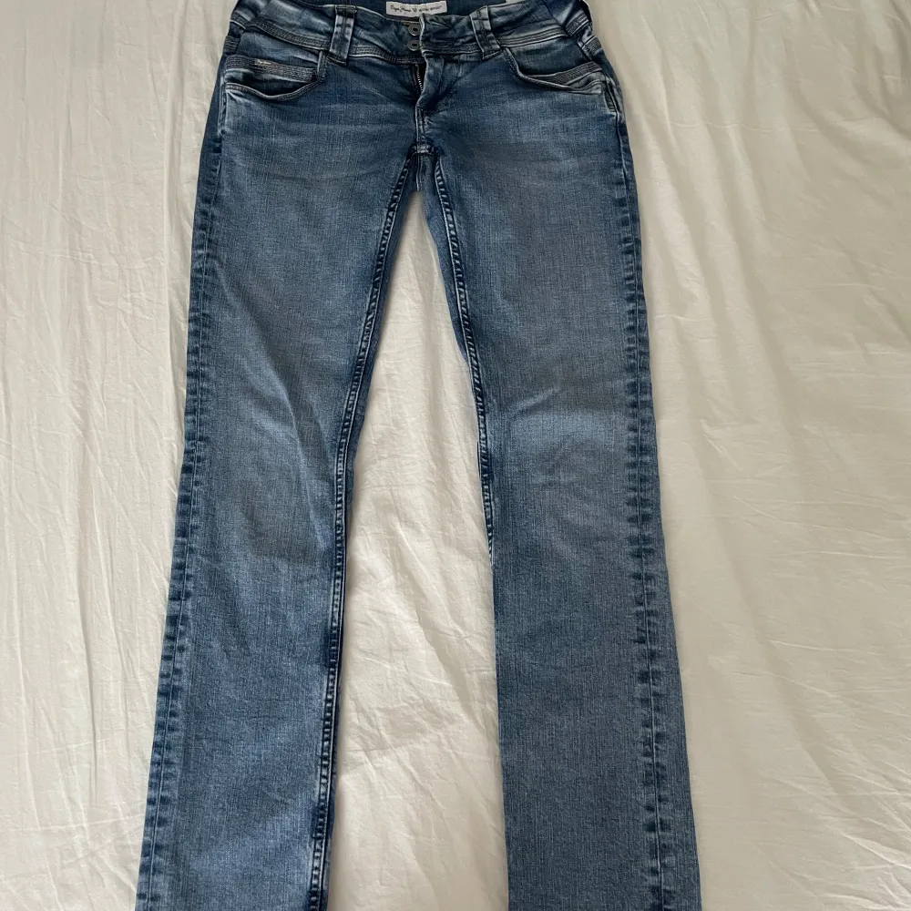 Jag sydde ihop sidorna av midjan, som ni kan se på de två sista bilderna, eftersom de inte passade mig där. Men det märks inte och det går att ta ut det! Originalpriset är 1000 kr. Använd ca 5 gånger. Vet inte storleken men passar mig som 36-38. Farkut & Housut.