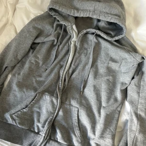 Grå zip hoodie🩶 - Fin grå ziphoodie, väl använd men i superfint skick fortfarande!🩶💫