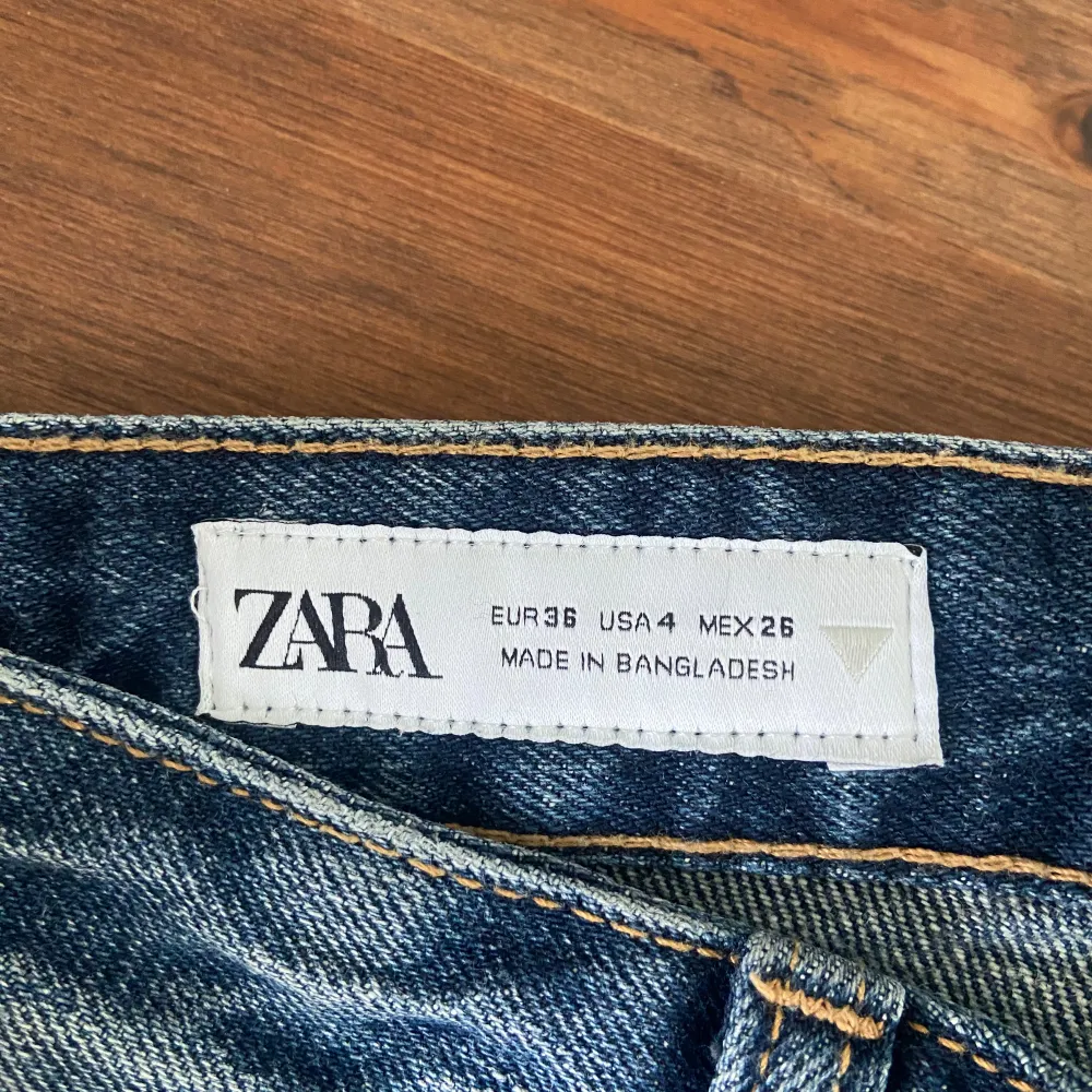 Super snygga jeans från zara. Storlek 36. Använda en gång. Ny skick. . Jeans & Byxor.