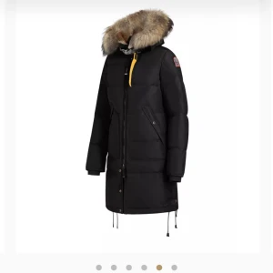 Parajumper  - Pris kan diskuteras vid snabbt köp! Säljer denna vinterjacka nu inför vintern då jag inte kommer använda den. Den är i bra skick använd några gånger under en vinter, storlek M men passar även S Fler bilder kan skickas