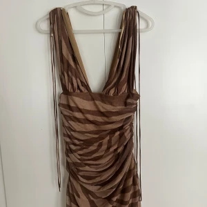Klänning från Zara  - Populär zebramönstrad kortklänning från Zara. Helt oanvänd och med lapp kvar. Ord.pris 399kr   - Storlek L men liten i storleken