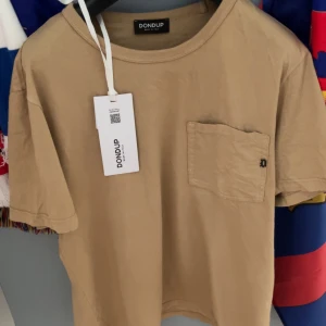 Dondup t shirt - Dondup t-shirt i storlek S men passar Även M. Nyskick använd 1 gång! Nypris 1400