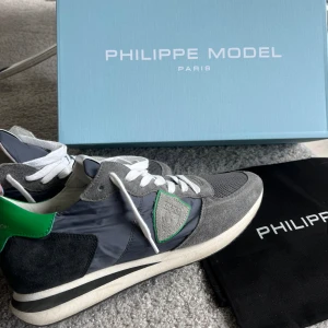 Philippe Model sneakers - Säljer dessa as coola sneakers från Philippe Model i storlek 41! De är sparsamt använda och skicket är 9/10!  Låda och dustbag medföljer! Skorna är köpta på United Fashion och nypris är 3900kr:)