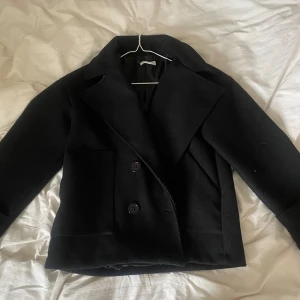 svart design by si kappa - säljer nu denna jättefina kappan från design by si! nypriset är 757kr men säljer nu för 300kr eftersom den fortfarande är i fint skick! storlek M/L 😊