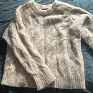 Beige stickad tröja från Lindex - Säljer en supermysig beige stickad tröja från Lindex som aldrig kommer till användning. Den är i storlek L men passar bra på mig som vanligtvis har storlek S💕Den har inga defekter utan är så gott som ny!