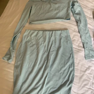 Turkos set - Super snyggt turkos set med längre kjol och tröja till , skriv för fler bilder 