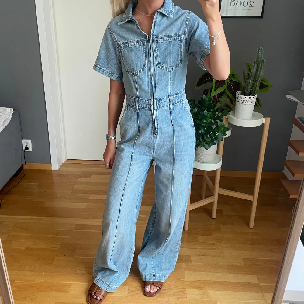 Helt ny Jeansjumpsuit, nypris 700kr från zara! Storlek XS, jag är 165 🤩🤩🙌. Jeans & Byxor.