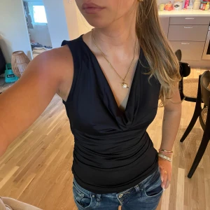 Fest topp - Säljer denna festtopp från hm. Helt oanvänd med lappar kvar💕säljs inte längre på hm🫶🏼