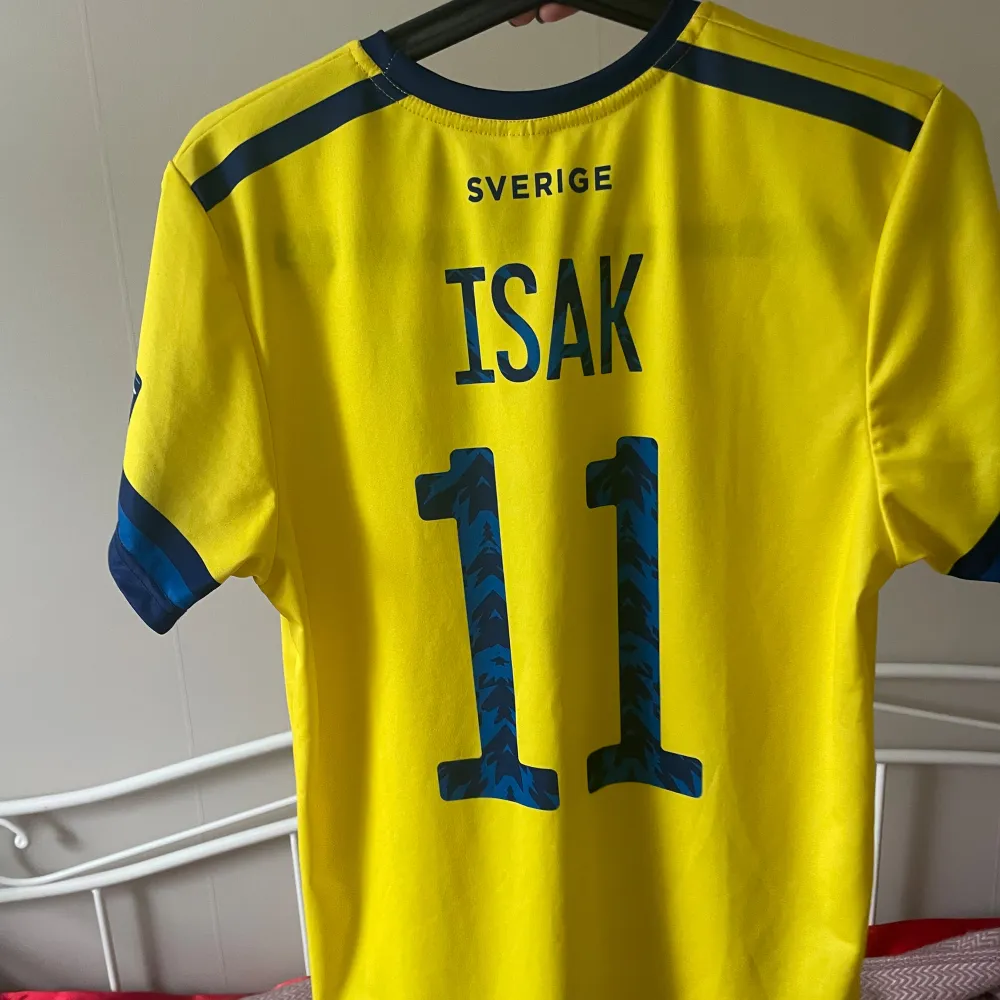 oanvänd fotbollströja med alexander isak på ryggen!!. T-shirts.