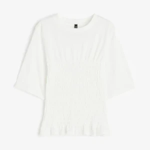 T-shirt hm - Fin tshirt ifrån h&m, aldrig kommit till användning🤍 storlek xxs men passar även mig som bär s och xs