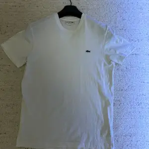 Säljer en ny Lacoste t shirt för ett bra pris och även i bra skick 