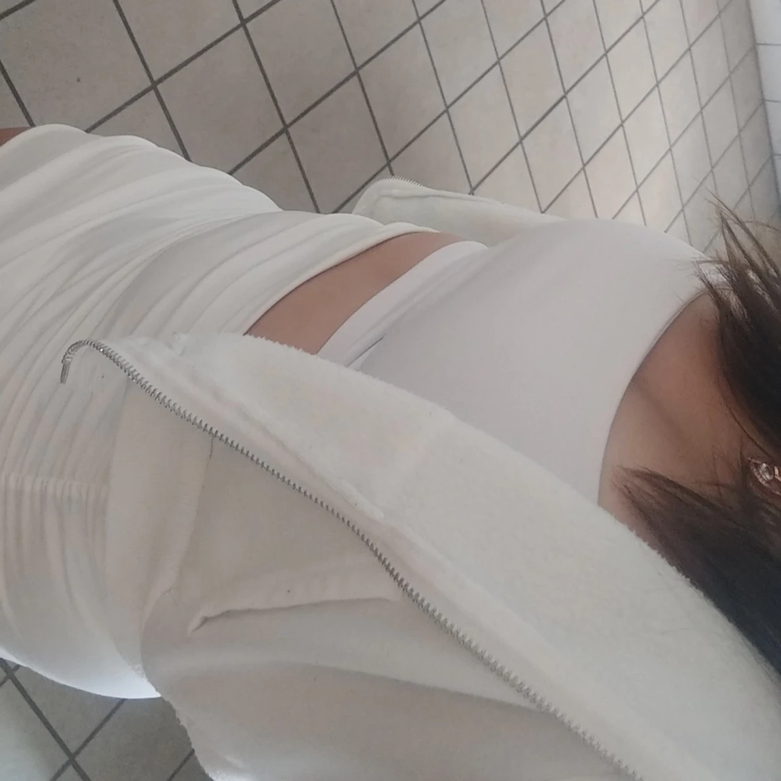 Vit topp med vit kort kjol - 91