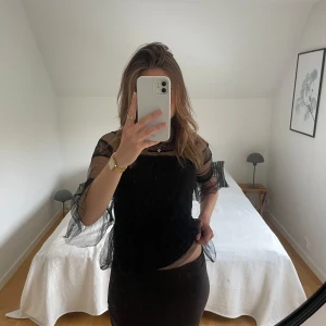 Svart Fest topp - Jättesnygg topp perfekt till finare tillfällen!  Passar mig som vanligtvis bär s / 36 men passar även xs / 34 Volang , spets Bra skick!